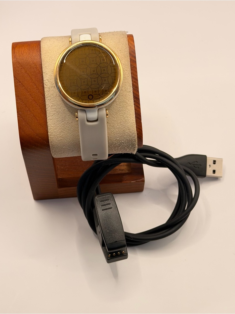 Garmin Lily, Tested, Gold/white, Charger Included, Women Smart Watch